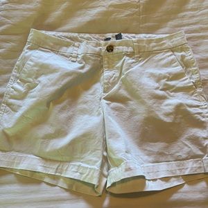 Old Navy Women’s White Shorts 5” Size 6.